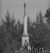 Lata 60. lub 70., Górecko Kościelne, woj. lubelskie, Polska.
Franciszek Olszewski siedzi pod przydrożną figurą, ustawioną w 1920 r.
Fot. Jerzy Konrad Maciejewski, zbiory Ośrodka KARTA