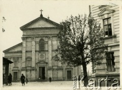 Przed 1939, Gorlice, woj. krakowskie, Polska.
XIX-wieczna bazylika mniejsza Narodzenia Najświętszej Maryi Panny w stylu neorenesansowym usytuowana na rynku.
Fot. Jerzy Konrad Maciejewski, zbiory Ośrodka KARTA