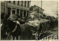 Przed 1939, Gorlice, woj. krakowskie, Polska.
Targ. Wozy pełne różnych towarów stoją na ulicach rynku.
Fot. Jerzy Konrad Maciejewski, zbiory Ośrodka KARTA