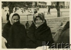 Przed 1939, Gorlice, woj. krakowskie, Polska.
Kobiety z okolicznych wiosek przyjechali na targ.
Fot. Jerzy Konrad Maciejewski, zbiory Ośrodka KARTA