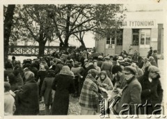 Przed 1939, Gorlice, woj. krakowskie, Polska.
Targ na rynku. Ludzie oglądają różne towary oferowane przez handlarzy.
Fot. Jerzy Konrad Maciejewski, zbiory Ośrodka KARTA