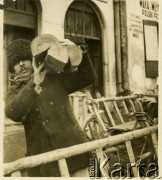 Przed 1939, Gorlice, woj. krakowskie, Polska.
Targ na rynku. Łemk przywiózł na sprzedaż drewno na opał.
Fot. Jerzy Konrad Maciejewski, zbiory Ośrodka KARTA