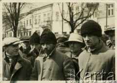 Przed 1939, Gorlice, woj. krakowskie, Polska.
Łemkowie z okolicznych wiosek przyjechali na targ.
Fot. Jerzy Konrad Maciejewski, zbiory Ośrodka KARTA