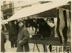 Przed 1939, Gorlice, woj. krakowskie, Polska.
Targ na rynku. Handlarz sprzedaje skóry.
Fot. Jerzy Konrad Maciejewski, zbiory Ośrodka KARTA