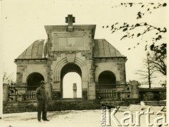 Przed 1939, Gorlice, woj. krakowskie, Polska.
Mężczyzna pozuje na tle wejścia na cmentarz wojenny z I wojny światowej nr 91, usytuowany na Górze Cmentarnej. Zostali tu pochowani żołnierze zaborczych armii, w których walczyli również Polacy.
Fot. Jerzy Konrad Maciejewski, zbiory Ośrodka KARTA