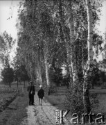 Prawdopodobnie lata 50., Hornówek k. Izabelina, woj. warszawskie, Polska.
Wieś. Mężczyzna spaceruje z chłopcem.
Fot. Jerzy Konrad Maciejewski, zbiory Ośrodka KARTA
