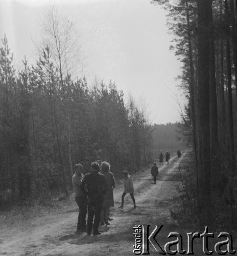 1961 lub 1965, Wigry, woj. białostockie, Polska.
Turyści podczas spaceru. 
Fot. Jerzy Konrad Maciejewski, zbiory Ośrodka KARTA