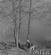 1961 lub 1965, Wigry, woj. białostockie, Polska.
Grupa turystów spaceruje brzegiem jeziora wigierskiego.
Fot. Jerzy Konrad Maciejewski, zbiory Ośrodka KARTA