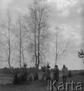 1961 lub 1965, Wigry, woj. białostockie, Polska.
Turyści spacerują po okolicznych łąkach.
Fot. Jerzy Konrad Maciejewski, zbiory Ośrodka KARTA