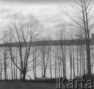 1961 lub 1965, Wigry, woj. białostockie, Polska.
Jezioro Wigry. Na brzegu leżą łódki i kajaki.
Fot. Jerzy Konrad Maciejewski, zbiory Ośrodka KARTA