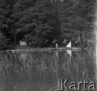 1961 lub 1965, Wigry, woj. białostockie, Polska.
Obóz namiotowy w lesie nad brzegiem jeziora Wigry na Suwalszczyźnie.
Fot. Jerzy Konrad Maciejewski, zbiory Ośrodka KARTA