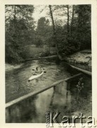 Przed 1939, Wigry, woj. białostockie, Polska.
Turyści płyną kajakiem przez Kanał Augustowski.
Fot. Jerzy Konrad Maciejewski, zbiory Ośrodka KARTA