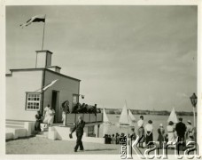 Przed 1939, Wigry, woj. białostockie, Polska.
Ośrodek żeglarski nad jeziorem Wigry. Turyści oglądają pływające po jeziorze żaglówki.
Fot. Jerzy Konrad Maciejewski, zbiory Ośrodka KARTA