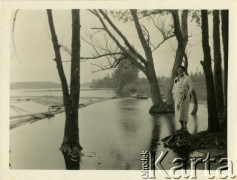 Przed 1939, Wigry, woj. białostockie, Polska.
Erna Emma Maciejewska z domu Klikar, żona Jerzego Konrada Maciejewskiego pozuje do zdjęcia nad jeziorem wigierskim.
Fot. Jerzy Konrad Maciejewski, zbiory Ośrodka KARTA