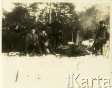 Przed 1939, Grale, woj. białostockie, Polska.
Okoliczni mieszkańcy wywożą drewno z lasu. Na zdjęciu grzeją się przy ognisku.
Fot. Jerzy Konrad Maciejewski, zbiory Ośrodka KARTA