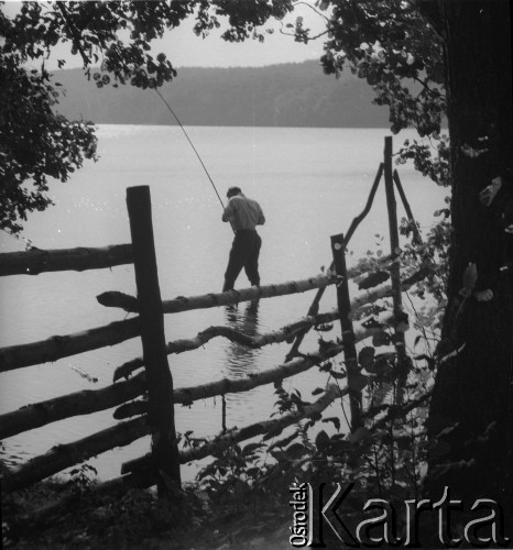 Brak daty, Łagów Lubuski, woj. zielonogórskie, Polska.
Wędkarz łowi ryby w jeziorze.
Fot. Jerzy Konrad Maciejewski, zbiory Ośrodka KARTA