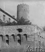 Brak daty, Łagów Lubuski, woj. zielonogórskie, Polska.
Zamek zakonu joannitów. Powstał w XIV wieku w stylu gotyckim, był wielokrotnie przebudowywany. Posiada wysoką na 35 metrów wieżę warowną. Po II wojnie światowej mieścił się tutaj Dom Pracy Twórczej Stowarzyszenia Historyków Sztuki, który działał do 1962 r.
Fot. Jerzy Konrad Maciejewski, zbiory Ośrodka KARTA