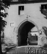 Brak daty, Łagów Lubuski, woj. zielonogórskie, Polska.
Pochodząca z XV wieku Brama Polska. Jedna z dwóch zachowanych bram, wchodzących w skład muru obronnego zamku, będącego własnością zakonu joannitów.
Fot. Jerzy Konrad Maciejewski, zbiory Ośrodka KARTA