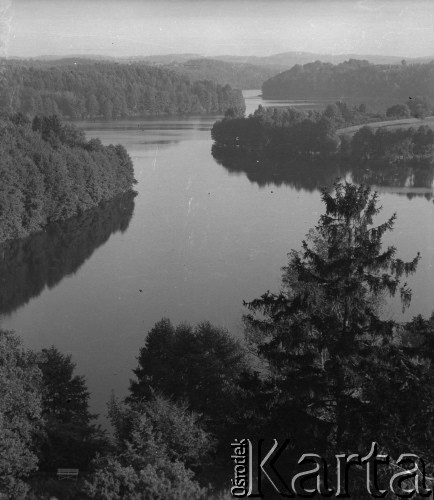 Brak daty, Łagów Lubuski, woj. zielonogórskie, Polska.
Jezioro Trześniowskie otoczone ze wszystkich stron lasem.
Fot. Jerzy Konrad Maciejewski, zbiory Ośrodka KARTA