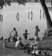 Brak daty, Łagów Lubuski, woj. zielonogórskie, Polska.
Dzieci nad Jeziorem Trześniowskim.
Fot. Jerzy Konrad Maciejewski, zbiory Ośrodka KARTA