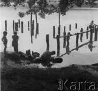 Brak daty, Łagów Lubuski, woj. zielonogórskie, Polska.
Bawiące się dzieci nad Jeziorem Trześniowskim.
Fot. Jerzy Konrad Maciejewski, zbiory Ośrodka KARTA