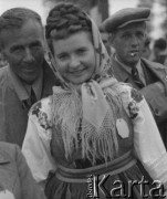 Prawdopodobnie lata 50., Łogów k. Łowicza, woj. łódzkie, Polska.
Mieszkanka wsi podczas uroczystości z okazji zelektryfikowania Łogowa.
Fot. Jerzy Konrad Maciejewski, zbiory Ośrodka KARTA