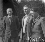 Prawdopodobnie lata 60., Polska.
Mężczyźni pozują do zdjęcia. 
Fot. Jerzy Konrad Maciejewski, zbiory Ośrodka KARTA