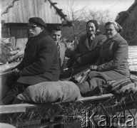 Prawdopodobnie lata 60., Polska.
Grupa ludzi na wozie. 1. z prawej siedzi Erna Maciejewska,  żona Jerzego Konrada Maciejewskiego.
Fot. Jerzy Konrad Maciejewski, zbiory Ośrodka KARTA