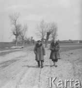 Prawdopodobnie lata 60., Polska.
Erna, żona Jerzego Konrada Maciejewskiego  (1. z prawej) podczas spaceru po okolicy. 
Fot. Jerzy Konrad Maciejewski, zbiory Ośrodka KARTA