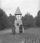 Prawdopodobnie lata 60., Polska.
Erna, żona Jerzego Konrada Maciejewskiego pozuje z mężczyzną na tle przydrożnej kaplicy.
Fot. Jerzy Konrad Maciejewski, zbiory Ośrodka KARTA