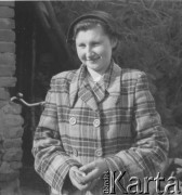 Prawdopodobnie lata 60., Polska.
Mieszkanka wsi pozuje do zdjęcia.
Fot. Jerzy Konrad Maciejewski, zbiory Ośrodka KARTA