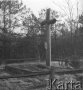 Prawdopodobnie lata 60., Polska.
Prawdopodobnie leśna mogiła.
Fot. Jerzy Konrad Maciejewski, zbiory Ośrodka KARTA