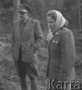 Brak daty, Biskupice k. Olesna, Polska.
Leśniczy Maria Królówna stoi w lesie z pracownikiem leśnictwa Biskupice.
Fot. Jerzy Konrad Maciejewski, zbiory Ośrodka KARTA