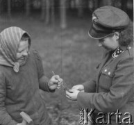 Brak daty, Biskupice k. Olesna, Polska.
Leśniczy Maria Królówna (z prawej) z leśnictwa Biskupice przygląda się sadzonce drzewa.
Fot. Jerzy Konrad Maciejewski, zbiory Ośrodka KARTA