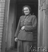 Brak daty, Biskupice k. Olesna, Polska.
Maria Królówna z leśnictwa Biskupice stoi przed wejściem do budynku.
Fot. Jerzy Konrad Maciejewski, zbiory Ośrodka KARTA