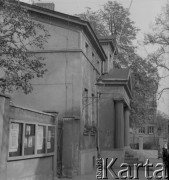 Po 1946, Gorzów Wielkopolski, Polska.
Teatr miejski, który mieści się w poniemieckim budynku. Teatru Miejski im. Józefa Korzeniewskiego rozpoczął swoją działalność w 1946 r. Od 1947 r. scena nazywała się Teatrem Miejskim Ziemi Lubuskiej im. Juliusza Osterwy. 
Fot. Jerzy Konrad Maciejewski, zbiory Ośrodka KARTA