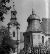 Po 1946, Gościkowo-Paradyż, woj. poznańskie, Polska.
Fragment zespołu klasztornego cystersów z XIII-XVIII wieku. Po II wojnie światowej wojska radzieckie utworzyły w budynkach poklasztornych magazyny.
Fot. Jerzy Konrad Maciejewski, zbiory Ośrodka KARTA