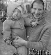 1971, Paszki Duże k. Borek Radzyńskich, woj. lubelskie, Polska.
Kobieta z małym dzieckiem stoi na podwórzu swojego gospodarstwa.
Fot. Jerzy Konrad Maciejewski, zbiory Ośrodka KARTA