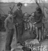 1971, Paszki Duże k. Borek Radzyńskich, woj. lubelskie, Polska.
Rodzina pozuje do zdjęcia na podwórzu swojego gospodarstwa.
Fot. Jerzy Konrad Maciejewski, zbiory Ośrodka KARTA