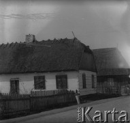 1971, Paszki Duże k. Borek Radzyńskich, woj. lubelskie, Polska.
Stare, drewniane domy przy ulicy.
Fot. Jerzy Konrad Maciejewski, zbiory Ośrodka KARTA