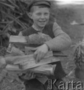 1971, Paszki Duże k. Borek Radzyńskich, woj. lubelskie, Polska.
Stanisław Bandyk zbiera drewno na opał.
Fot. Jerzy Konrad Maciejewski, zbiory Ośrodka KARTA