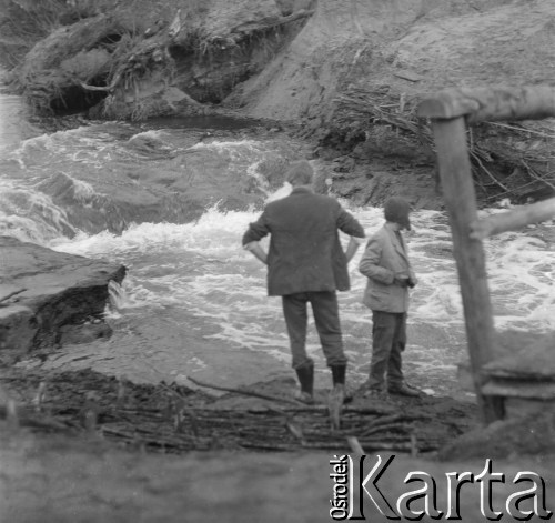 1971, okolice Borek Radzyńskich, woj. lubelskie, Polska.
Okoliczni mieszkańcy łowią ryby w Bystrzycy. 
Fot. Jerzy Konrad Maciejewski, zbiory Ośrodka KARTA