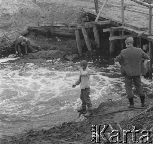 1971, Paszki Duże k. Borek Radzyńskich, woj. lubelskie, Polska.
Mieszkańcy okolicznych miejscowości łowią ryby w Bystrzycy.
Fot. Jerzy Konrad Maciejewski, zbiory Ośrodka KARTA