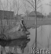 1971, Paszki Duże k. Borek Radzyńskich, woj. lubelskie, Polska.
Stanisław Bandyk siedzi na pniu nad stawem. W tle widać zabudowania wiejskie.
Fot. Jerzy Konrad Maciejewski, zbiory Ośrodka KARTA