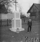 1971, Paszki Duże k. Borek Radzyńskich, woj. lubelskie, Polska.
Stanisław Bandyk stoi przy przydrożnej kaplicy.
Fot. Jerzy Konrad Maciejewski, zbiory Ośrodka KARTA