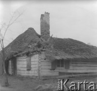 1971, Paszki Duże k. Borek Radzyńskich, woj. lubelskie, Polska.
Stary, zniszczony dom.
Fot. Jerzy Konrad Maciejewski, zbiory Ośrodka KARTA