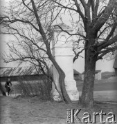 1971, Paszki Duże k. Borek Radzyńskich, woj. lubelskie, Polska.
Przydrożna kaplica we wsi.
Fot. Jerzy Konrad Maciejewski, zbiory Ośrodka KARTA