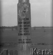 1971, Paszki Duże k. Borek Radzyńskich, woj. lubelskie, Polska.
Krzyż przydrożny poświęcony Longinowi Domańskiemu, żołnierzowi AK, który został zamordowany w 1946 r. przez funkcjonariuszy Urzędu Bezpieczeństwa. Na górze krzyża znajduje się orzełek z koroną, na dole zatarty napis 