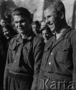 Ok. 1950, Pawłowice k. Sędziszowa, woj. kieleckie, Polska.
Absolwenci Uniwersytetu Ludowego, założonego przez Waldemara Babinicza. Szkoła działała w latach 1945-1952. Zajęcia odbywały się w dawnym dworze szlacheckim należącym do rodziny Chwalibogów.
Fot. Jerzy Konrad Maciejewski, zbiory Ośrodka KARTA