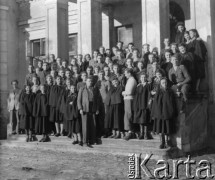 Ok. 1950, Pawłowice k. Sędziszowa, woj. kieleckie, Polska.
Absolwenci oraz wykładowcy Uniwersytetu Ludowego stoją przed wejściem do budynku. UL założył po wojnie Waldemar Babinicz, działał do 1952 r. Zajęcia odbywały się w dawnym dworze szlacheckim należącym do rodziny Chwalibogów.
Fot. Jerzy Konrad Maciejewski, zbiory Ośrodka KARTA